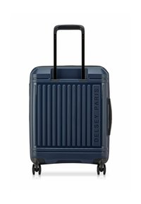 Maleta rígida de color azul marino con estrías verticales, dos ruedas giratorias, mango extensible negro y logo de Delsey Paris en la parte frontal.