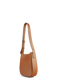 Borsa a spalla in pelle marrone con una texture liscia, forma curva, tracolla regolabile e design minimalista senza hardware visibile.