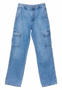 Pantalones cargo de mezclilla azul claro con piernas rectas, que presentan grandes bolsillos laterales y un diseño clásico de cinco bolsillos.