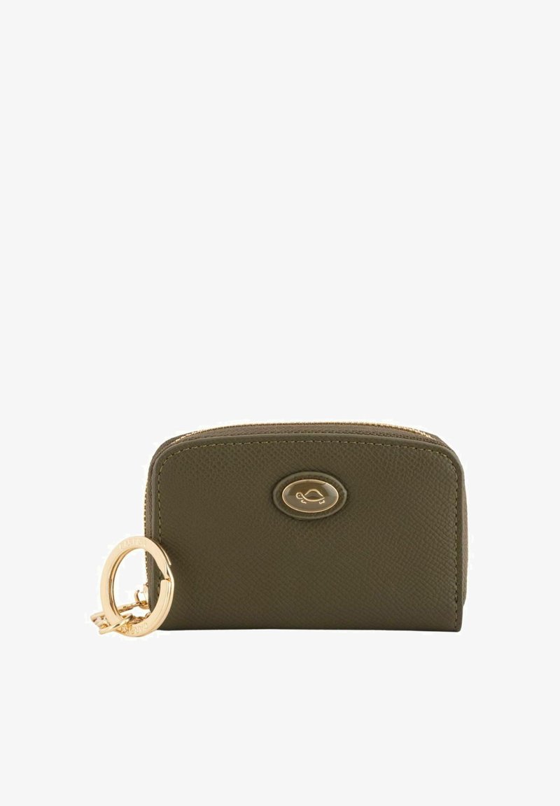 Cartera de cuero verde oliva con un acabado texturizado, herrajes dorados, forma redondeada y un llavero circular adjunto. Cierre con cremallera en la parte superior.