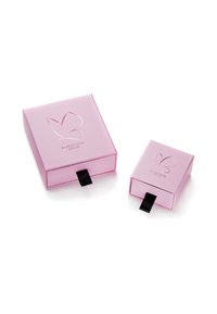 Due confezioni regalo rettangolari rosa con una finitura lucida, caratterizzate da un logo a forma di farfalla. La scatola più grande ha una linguetta nera.