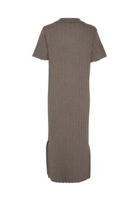 Brun stickad klänning med polo-krage, korta ärmar, vertikal ribbad textur, sidoflikar och vågig nederkant.