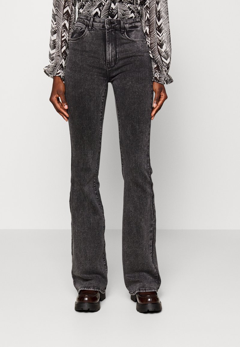 ONLY Tall ONLHENNI LIFE RETRO - Flared Jeans - medium blue denim/blauw denim/bluedenim