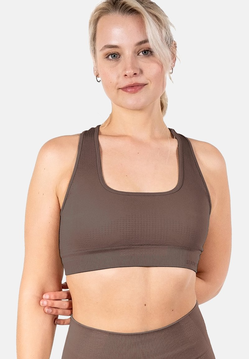 Braun Sport-BH aus strukturiertem Stoff. Mit einem quadratischen Ausschnitt, breiten Trägern und einem kurzen Design. Passt gut zu hoch taillierten Bottoms.