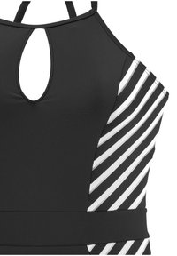 Haut de bain noir avec une découpe en forme de trou de clef et des accents de côté à rayures blanches, fabriqué en tissu lisse et extensible. Présente un design contourné.