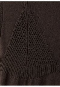 Gros plan d'un tissu tricoté marron foncé avec un motif nervuré triangulaire centré sur le matériau.