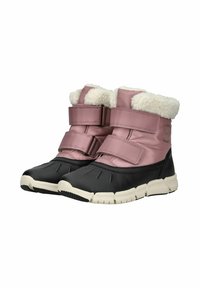 Růžové a černé boty s měkkou bílou podšívkou, zesílenou špičkou a dvojitými suchými zipy. Gumová podrážka s texturovaným vzorem pro lepší přilnavost.
