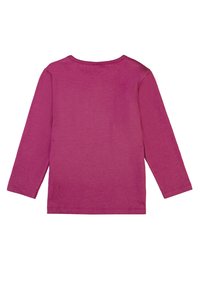 Maglietta a maniche lunghe con scollatura rotonda in cotone magenta uniforme. Texture morbida con orlo dritto e spacchi laterali. Nessun motivo o accessorio visibile.