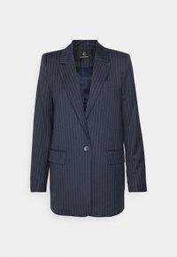 Blazer bleu marine à fines rayures avec fermeture à un bouton, revers crantés, deux poches à rabat sur le devant et une poche poitrine passepoilée, entièrement doublé.