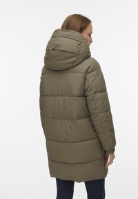 Polstret lang kåpe i olivengrønn, med stor hette, synlige sømmer og elastiske mansjetter, designet for varme og komfort.