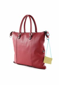 Rode leren handtas met een gestructureerd oppervlak, dubbele handgrepen bovenop, zilverkleurige hardware en een klein afneembaar etiket in geel met blauwe accenten.