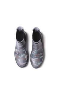 Pari kumisa rubber tinggi pergelangan kaki dengan pola kamuflase biru, abu-abu, dan coklat, terlihat dari atas di latar belakang putih.