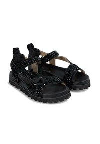 Sandalias negras con correas texturizadas y acentos de tachuelas, cierres ajustables y una suela gruesa y robusta. Diseño elegante con punta abierta.