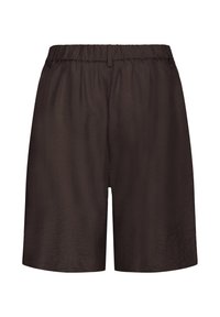 Shorts amples de couleur brun foncé avec une taille élastique et une boucle pour ceinture en tissu à l'arrière, vus de dos.