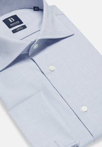 Camisa de dress de color azul claro, hecha de tela suave, con un cuello clásico, botones blancos y puños con un botón. Diseño ajustado.