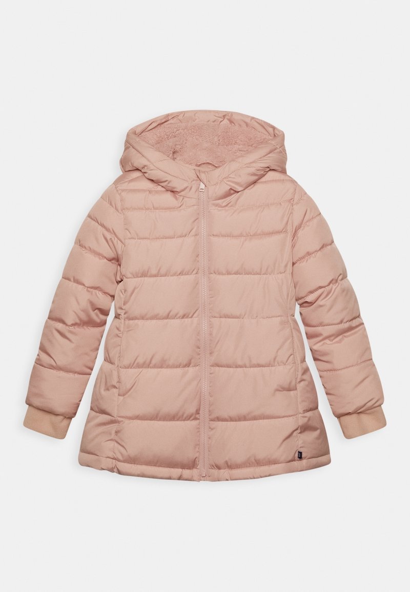 Lyserød, polstret børnejakke med hætte, forlynlås og ribstrikkede manchetter, vist fladt på en hvid baggrund.