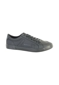 Zapatillas casuales negras hechas de cuero y textil. Las características incluyen un diseño con cordones, paneles laterales texturizados y suela de goma. Se observa una marca sencilla.