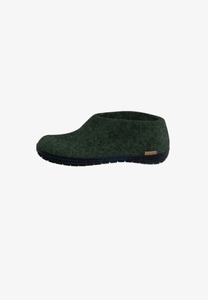 Scarpa slip-on in feltro verde scuro con suola in gomma nera e colletto basso alla caviglia, etichetta laterale visibile, isolata su sfondo bianco.