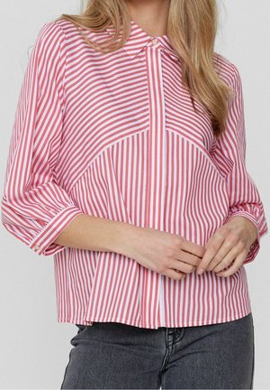 Blouse rayée rouge et blanche avec un col, des manches trois-quarts et un accent en bouton sur les poignets ; tissu léger et tissé.