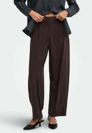 JDY, TROUSERS JDYMILENA TAPERED FIT TROUSERS - Pantalon classique - chocolate plum