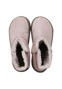 Botines de ante rosa con forro suave de piel, sin cordones y punta redonda. Cuentan con una suela plana de goma y una costura a la vista en el tobillo.