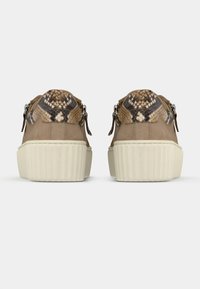 Baskets beige avec un talon à imprimé serpent texturé, une semelle blanche côtelée et des accents de quincaillerie métallisée. Matériaux en cuir lisse et à motifs.