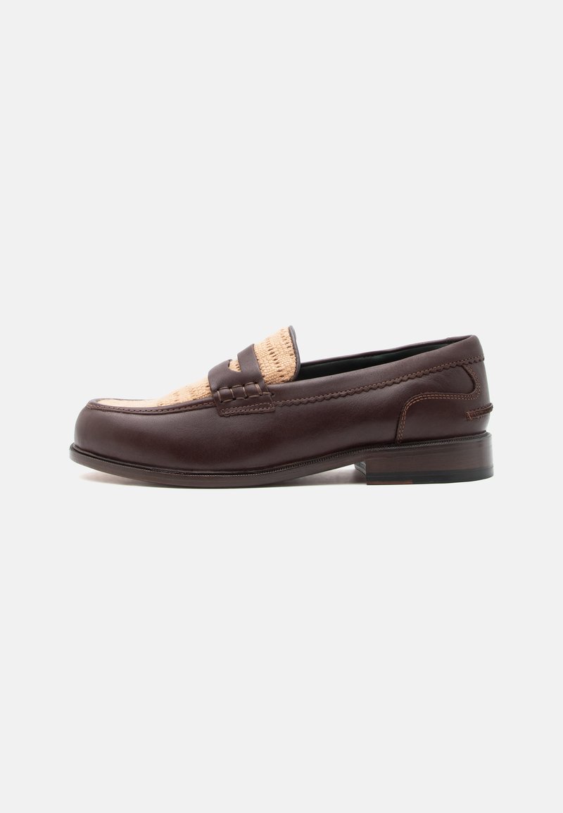 Mocassin en cuir marron foncé avec un détail en tissu beige tissé sur le dessus, talon bas et bout arrondi, vu de profil.