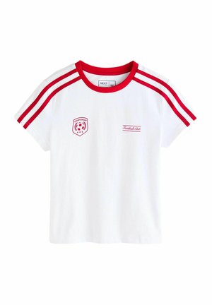 T-shirt blanc avec col rouge et rayures sur les épaules, comportant un emblème de club de football et du texte. Matériau en coton ; manches courtes.