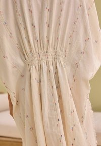 Next REGULAR FIT - Ranta-asusteet - natural
