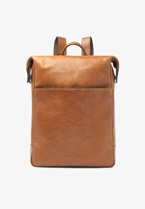 Zaino in pelle marrone con chiusura a ribalta, tasca frontale e spallacci doppi, con logo Castelli & Beerens al centro in basso.