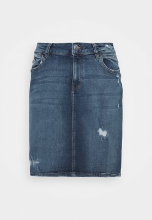 Jupe en denim, bleu foncé, arrivant au genou, avec des détails usés et un design droit. Présente une coupe classique à cinq poches et une closure à bouton à l'avant.