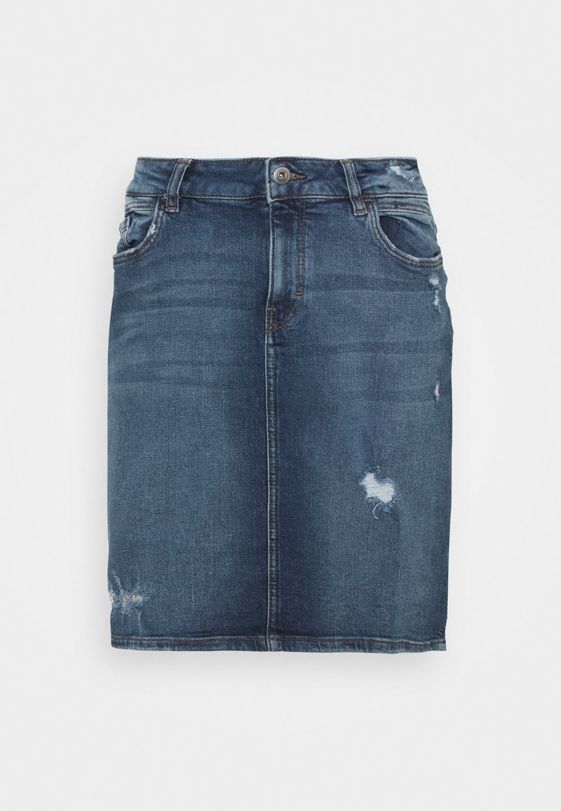 Falda de mezclilla, azul oscura, hasta la rodilla, con detalles desgastados y un diseño recto. Presenta un estilo estándar de cinco bolsillos y un cierre frontal de botones.