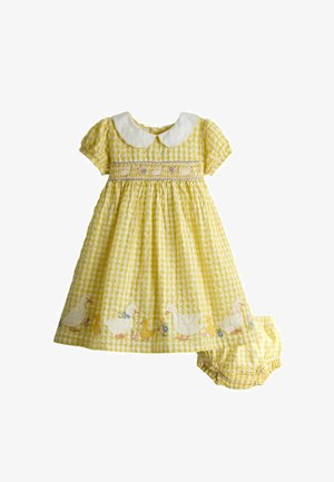 Gul og hvid ternet babydragt med hvid krave, andebroderi langs kanten og matchende bloomers.