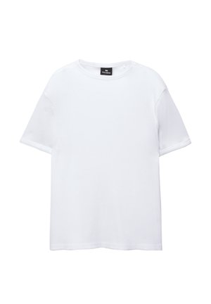 Vit bomull t-shirt med korta ärmar, rund halsringning och avslappnad passform. Slät textur utan mönster eller dekorationer.