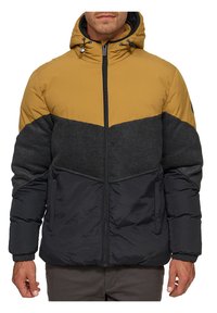Giubbotto imbottito con cappuccio, caratterizzato da un design a blocchi di colore in senape, grigio scuro e blu navy. Tessuto testurizzato con polsini elasticizzati e chiusura a zip.