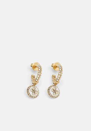 Boucles d'oreilles dorées avec un design tourbillonnant, rehaussées de cristaux transparents, comportant des pendentifs circulaires avec un logo en relief.
