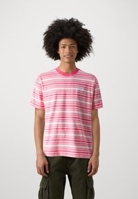 Nike SB TEE - Jednoduché tričko - guava ice