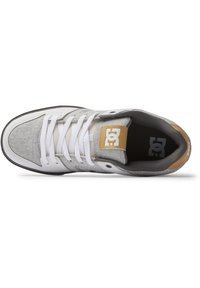 Šedé a bílé skate boty vyrobené z textilních a kožených materiálů, se bílými šněrovadly, polstrovaným límcem a zlatým logem na jazyku.