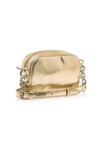 Bolso bandolera metálico dorado con un acabado texturizado, compartimentos de doble cremallera y una correa con acentos de cadena. Diseño compacto rectangular.
