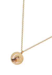 Goldkette mit einem runden Anhänger, der einen heulenden Wolf zeigt, sowie Details von Mond und Sonne. Glatte Oberfläche mit feinen bemalten Akzenten.