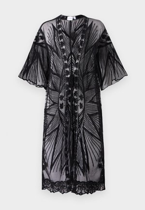Svart gjennomsiktig kimono med brede ermer, med intrikate blomsterbroderier og blondekant langs kanten og kantene. Åpen frontdesign.