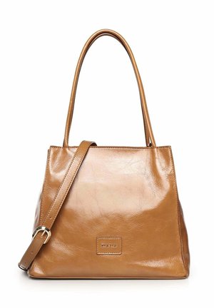 Bolso tote de cuero marrón medio con asas largas y una correa de hombro ajustable, con un pequeño parche rectangular de la marca en el frente.