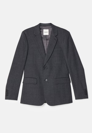Blazer tailleur gris en tissu tissé, avec une fermeture à un bouton, deux poches avant et un col cranté.