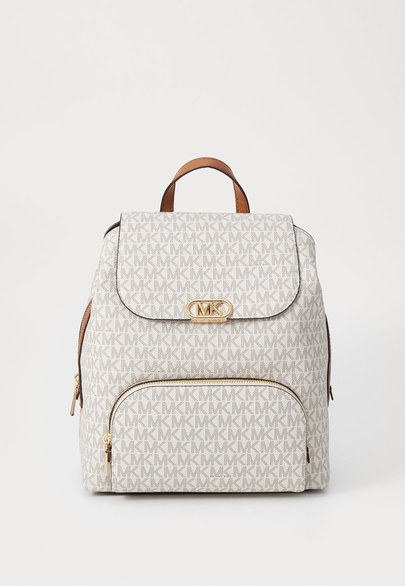 Sac à dos imprimé blanc avec un motif répétitif "MK", des accents en cuir marron, des finitions dorées, une poche zippée à l'avant et une poign�ée supérieure.
