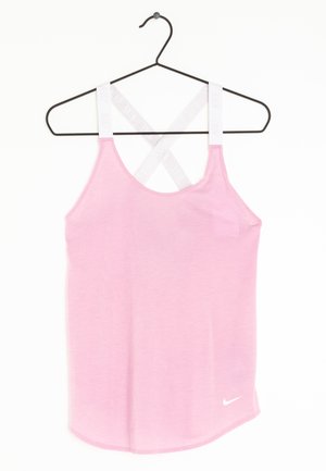 Różowy sportowy top na ramiączkach z białymi, krzyżującymi się paskami na plecach, zawieszony na czarnym wieszaku, małe białe logo Nike w pobliżu dolnego brzegu.