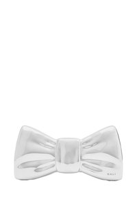 Rzeźba w kształcie muszki wykonana z ceramiki, w błyszczącym białym kolorze. Posiada centralny węzeł oraz symetryczne końce przypominające skrzydła z delikatnymi rowkami dla nadania tekstury.