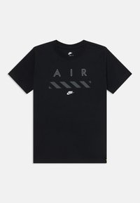 Fekete, rövid ujjú pamut póló, amelyen vastag, fehér betűkkel szerepel az "AIR" felirat, valamint egy szürke csíkozott grafika. A Nike logó fehér színben.