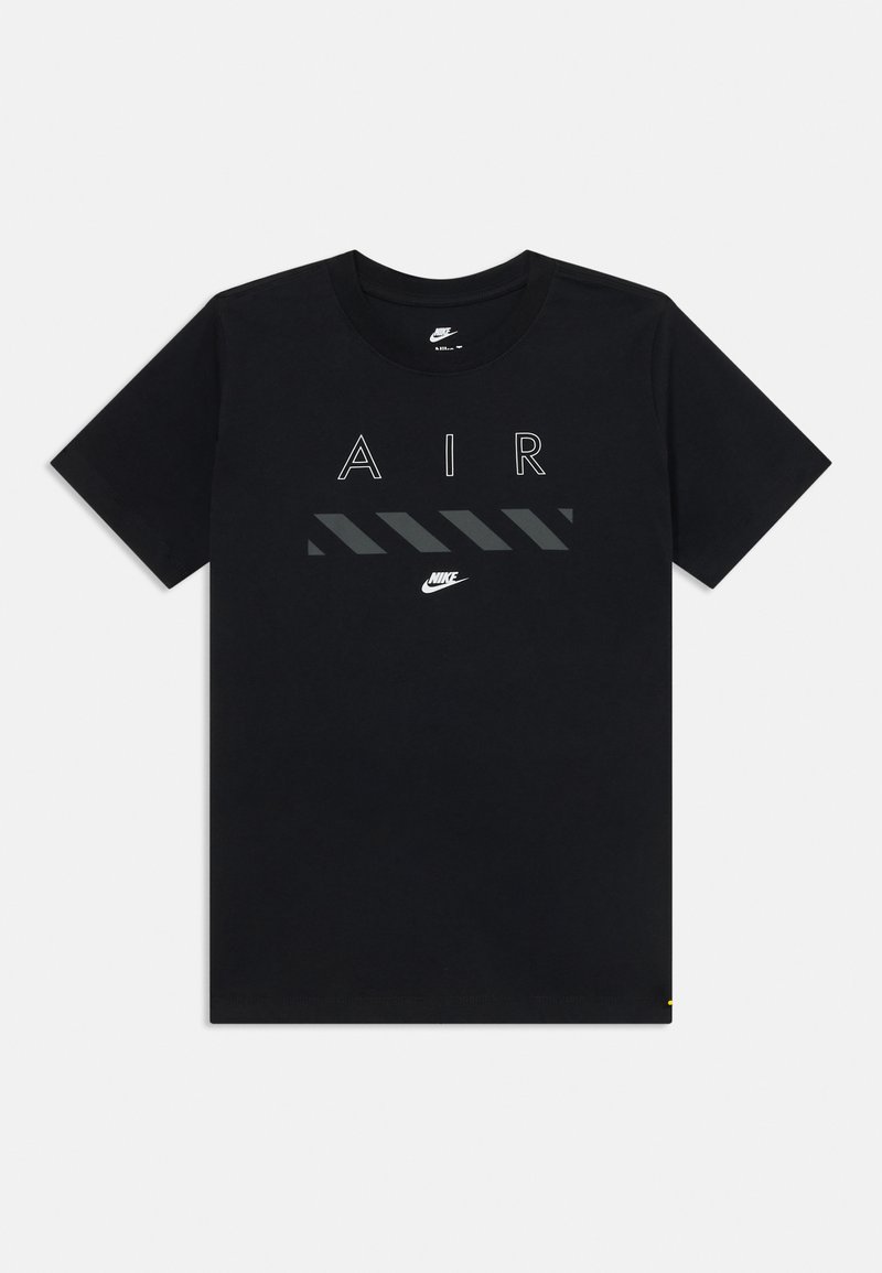 Fekete, rövid ujjú pamut póló, amelyen vastag, fehér betűkkel szerepel az "AIR" felirat, valamint egy szürke csíkozott grafika. A Nike logó fehér színben.