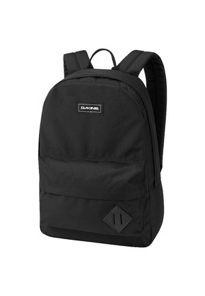 Zaino nero con una superficie in tessuto liscio, forma rettangolare, spallacci regolabili imbottiti, tasca frontale e un accento a forma di diamante nella parte inferiore.