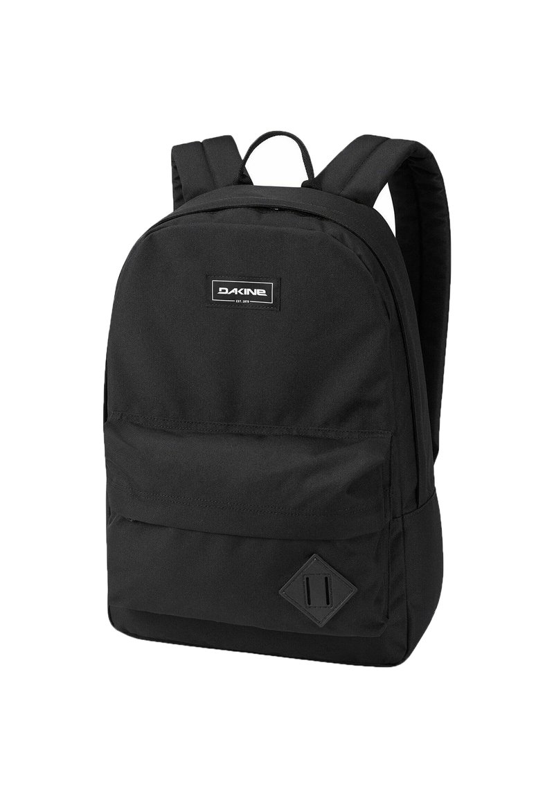 Zaino nero con una superficie in tessuto liscio, forma rettangolare, spallacci regolabili imbottiti, tasca frontale e un accento a forma di diamante nella parte inferiore.